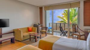 een hotelkamer met een bed en een balkon bij Jetwing Sea in Negombo