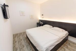 Postel nebo postele na pokoji v ubytování Tambun Warm Hotel