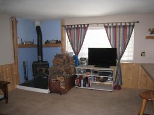 a living room with a television and a stove at Sierra Manor in Mammoth Lakes