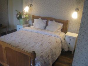 アモワールにあるVilla Belle Epoqueのベッドルーム1室(ベッド1台、ナイトスタンド2台、テーブル2台付)