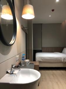 Ένα ή περισσότερα κρεβάτια σε δωμάτιο στο Citrip Hotel Simpang Lima