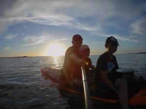 湖西鄉的住宿－旅朋友，一群三人坐在水中的木筏上
