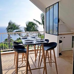 A balcony or terrace at LA BOHEME, résidence de 5 appartements avec piscine, vue océan, Petite Ile