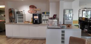 un comptoir dans un café avec comptoir dans l'établissement Studio à Deux Pas d'Aix, à Aix-en-Provence