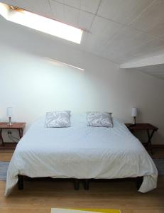 Tempat tidur dalam kamar di Le Loft des Musiciens