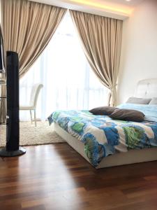 a bedroom with a bed and a large window at JB-Singapore Paragon Suites Homestay in Johor Bahru +37 photos