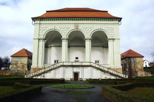 un gran edificio con una escalera delante en Apartmán U krále Tylova 515, en Jičín