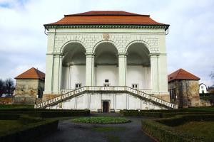 ein großes Gebäude mit einer Treppe davor in der Unterkunft Apartmán U krále Tylova 515 in Jičín