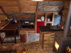 uma cozinha com uma mesa e um fogão num quarto em Aspen em Kamenný Újezd