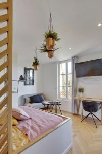 een slaapkamer met een bed en een woonkamer bij L’Alcôve Royale in Versailles