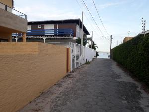 una calle vacía al lado de un edificio con una valla en Beira Mar Jurere, en Florianópolis