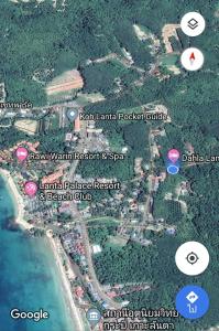 een kaart van een resort naast het water bij Dahla Lanta Hut in Koh Lanta