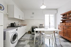 A kitchen or kitchenette at Condominio Torcello Vintage Apartment
