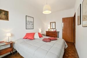 A bed or beds in a room at Condominio Torcello Vintage Apartment
