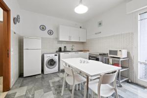 A kitchen or kitchenette at Condominio Torcello Vintage Apartment