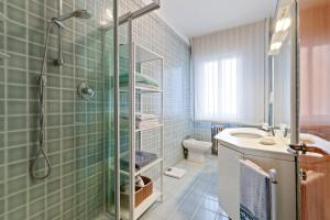 A bathroom at Condominio Torcello Vintage Apartment