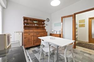 A kitchen or kitchenette at Condominio Torcello Vintage Apartment