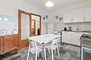 A kitchen or kitchenette at Condominio Torcello Vintage Apartment