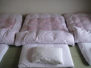 Postel nebo postele na pokoji v ubytování Sudomari Hotel Roman Tsutsuji