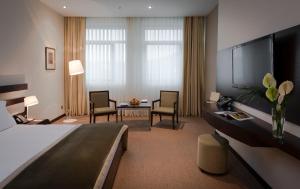 TV a/nebo společenská místnost v ubytování Zirve Hotel