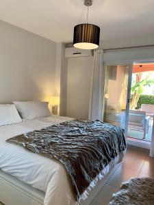 トロクス・コスタにあるPunta Del Faroのベッドルーム1室(毛布付きのベッド1台付)