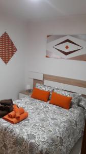 een slaapkamer met een bed met oranje kussens erop bij PATIO POMPEYOS in Córdoba