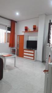 een woonkamer met een tafel en een tv. bij PATIO POMPEYOS in Córdoba