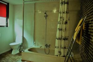 Een badkamer bij "Knokke-Guestroom" charming room in KNOKKE city center is pet-friendly!