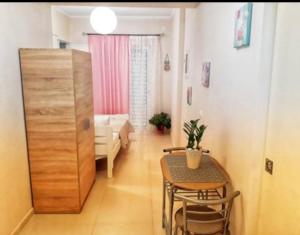 Ένα ή περισσότερα κρεβάτια σε δωμάτιο στο Konstantina's studio near the beach