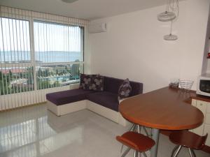 沃拉斯的住宿－Holiday Apartment in Riviera Complex，客厅配有沙发和桌子