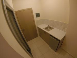 y baño pequeño con lavabo y ducha. en Riviera Rooms, en Himare