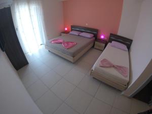Postel nebo postele na pokoji v ubytování Riviera Rooms