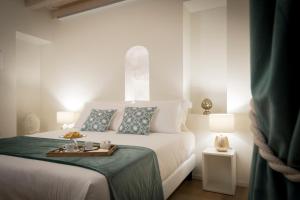 Postel nebo postele na pokoji v ubytování La Ripa Boutique Hotel