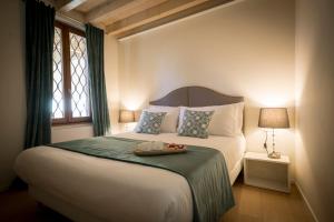 Postel nebo postele na pokoji v ubytování La Ripa Boutique Hotel