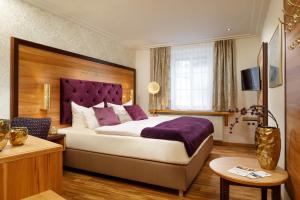 Postel nebo postele na pokoji v ubytování Hotel Schlosskrone
