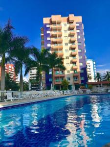 Bazén v ubytování Lindo Flat em Riviera - Próximo da praia e NOVINHO nebo v jeho okolí