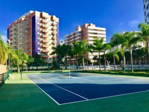 Tenis a/nebo squash v ubytování Lindo Flat em Riviera - Próximo da praia e NOVINHO nebo okolí