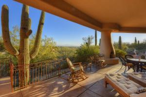 een balkon met een tafel, stoelen en een cactus bij Camino Antonio in Tucson