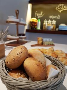 una cesta de pan sentada en un mostrador en Hotel Stipe en Drage