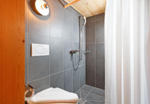 Hirschen Guesthouse - Village Hotel的一间浴室