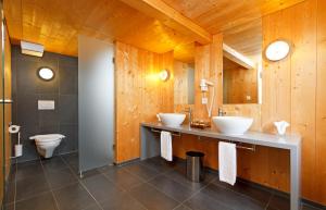 Hirschen Guesthouse - Village Hotel的一间浴室