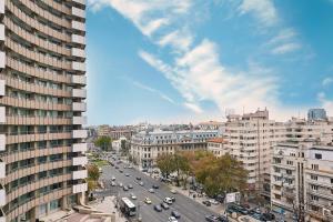 uma vista para uma cidade com carros e edifícios em Downtown by CityLife Suites em Bucareste