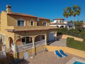 eine Villa mit einem Pool und einem Haus in der Unterkunft Villa Chris, best area of Calpe - by Holiday Rentals Villamar in Calpe