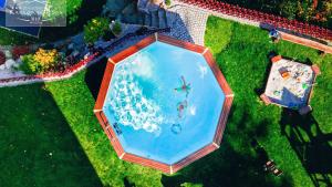 einen Ausblick über einen großen Pool mit Menschen darin in der Unterkunft Karkonoski SPA - Bufet mini All Inclusive gratis! in Karpacz