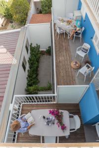 una vista sul soffitto di un balcone con tavolo e sedie di Mareinsicilia Cannamara Appartamenti a Donnalucata