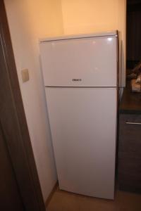 - un réfrigérateur blanc dans le coin cuisine dans l'établissement Résidence Atlantic, à Coxyde