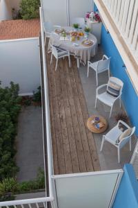 una vista sul soffitto di un patio con tavolo e sedie di Mareinsicilia Cannamara Appartamenti a Donnalucata