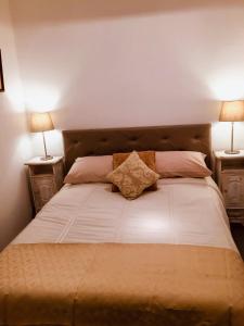 un lit avec deux lampes sur deux tables de nuit dans l'établissement Gate House Lodge, à Dinan