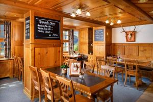 Hirschen Guesthouse - Village Hotel餐厅或其他用餐的地方