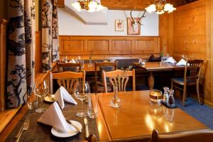 Hirschen Guesthouse - Village Hotel餐厅或其他用餐的地方